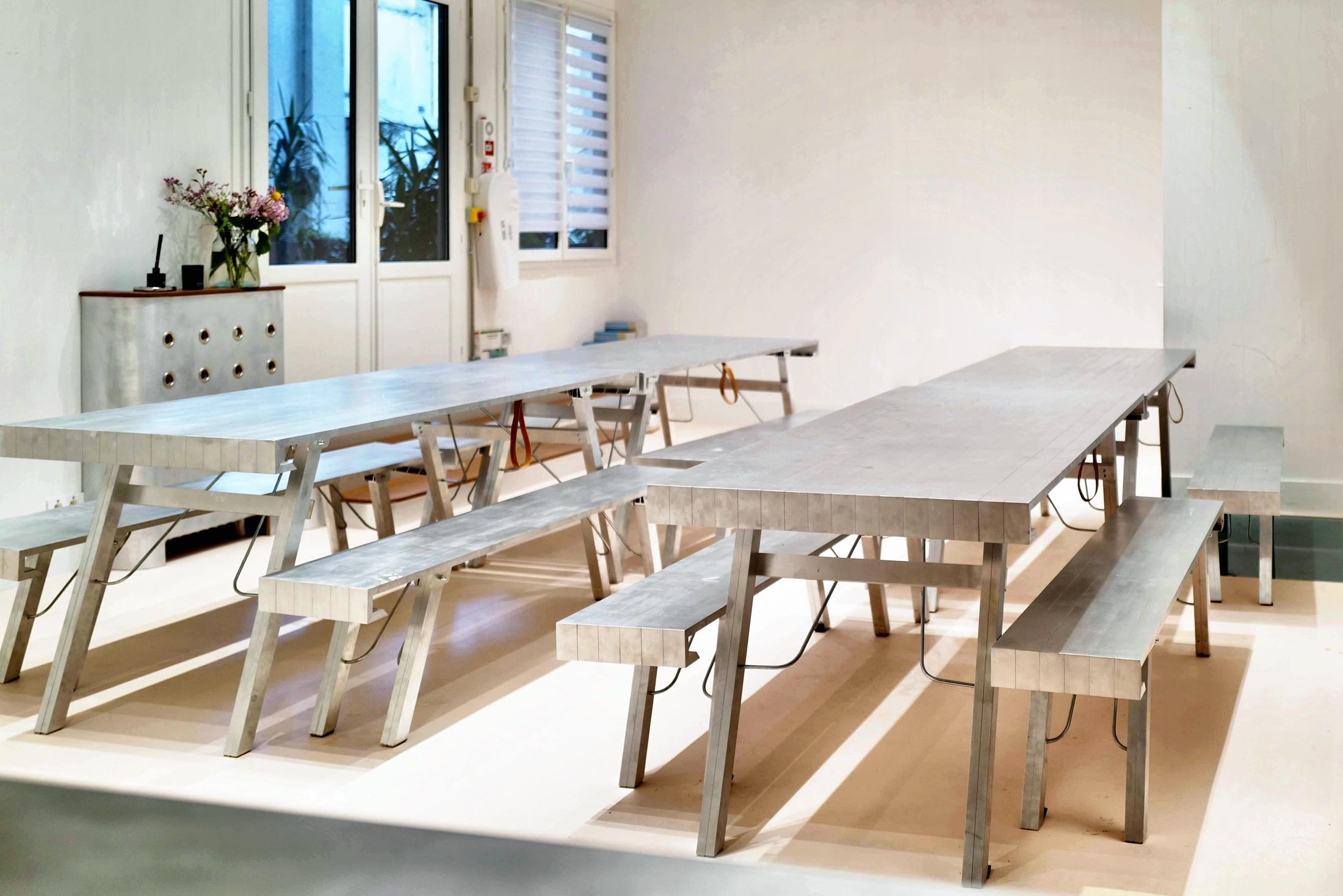 La pièce, tables et bancs d'aluminium déployés